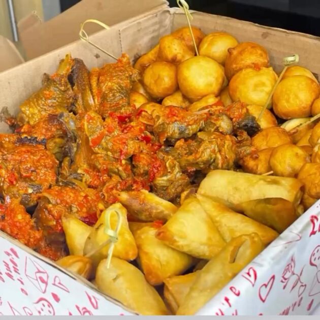 Savoury & Indulgence Food Box